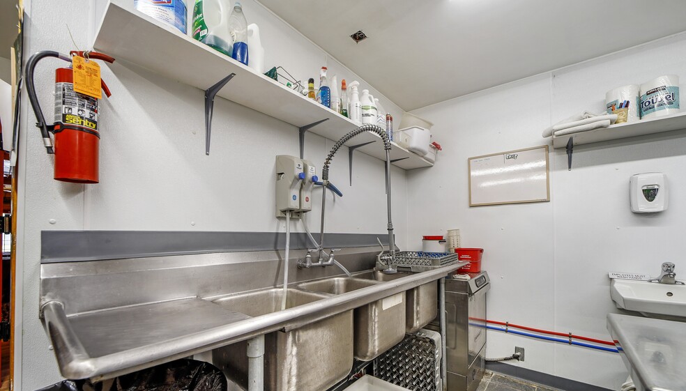 More Photos Of 418 W Spruce St, Mackay Hotel For Sale