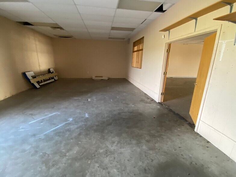 More Photos Of 122 W George E Phelps Blvd, Carthage General Retail For Lease
