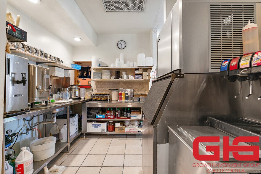 More Photos Of 14745 Palmdale Rd, Victorville General Retail For Sale