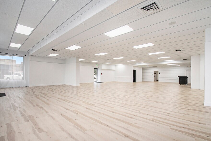 More Photos Of 1628 N Ironwood Dr, South Bend Freestanding For Lease