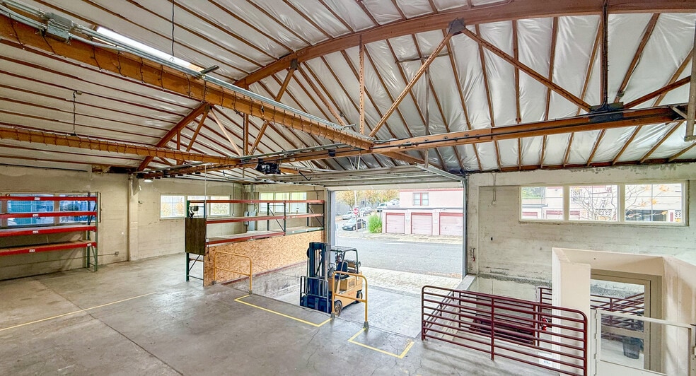 More Photos Of 820 SE Washington St, Portland Industrial For Lease