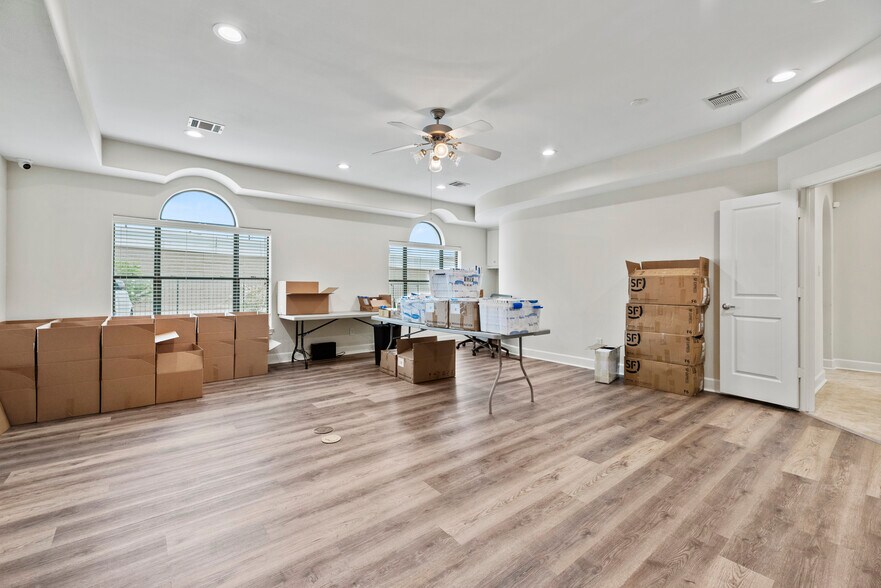 More Photos Of 10400 Main St, Houston Showroom For Lease