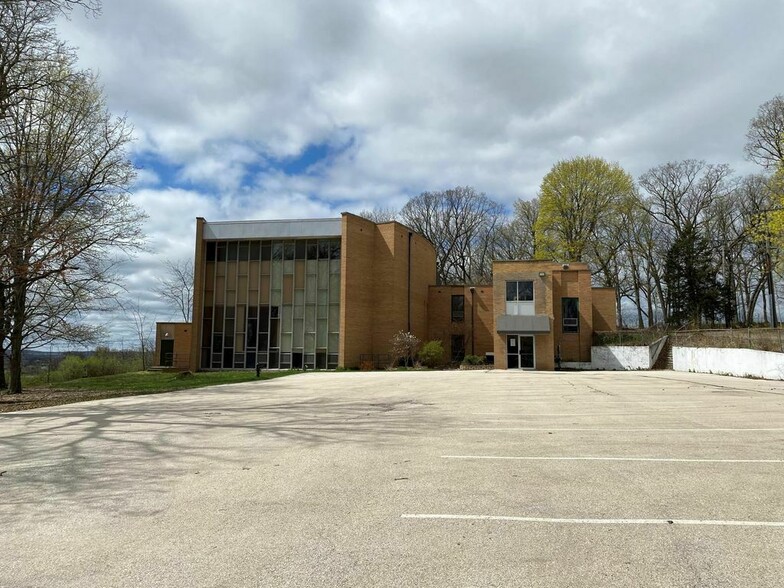 Primary Photo Of N45W25338 Lindsay Dr, Pewaukee Religious Facility For Sale