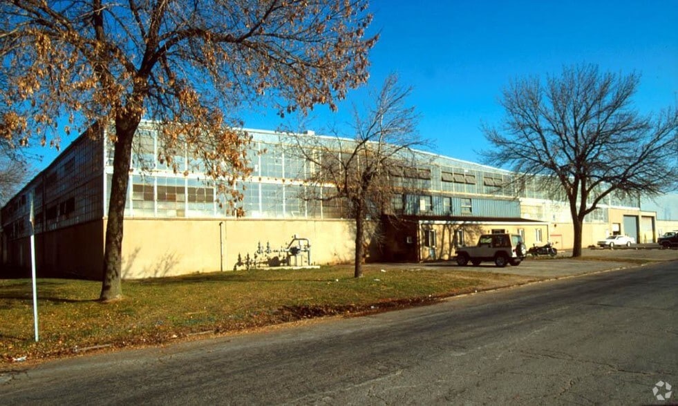 More Photos Of 136 W Commercial Ave, Addison Manufacturing For Sale