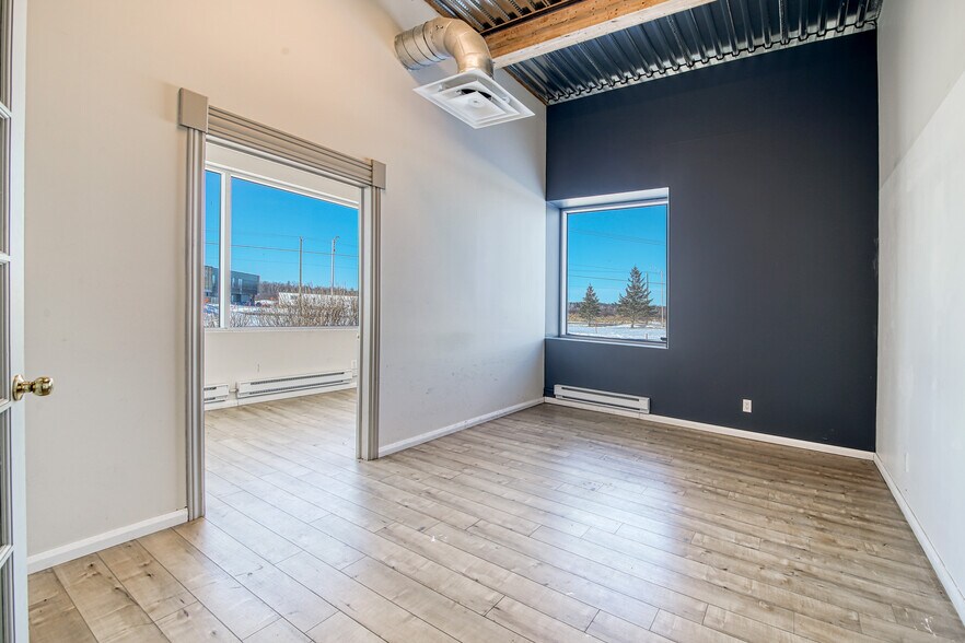 More Photos Of 1400-1460 Boul De L'innovation, Bromont Industrial For Lease