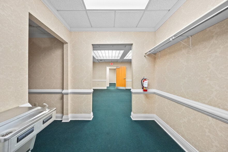 More Photos Of 1901 Winchester Ave, Ashland Office For Sale