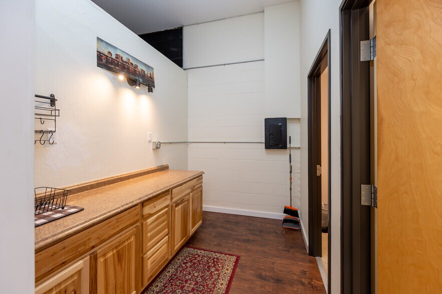 More Photos Of 2757 NW 7th St, Redmond Storefront Retail Office For Lease