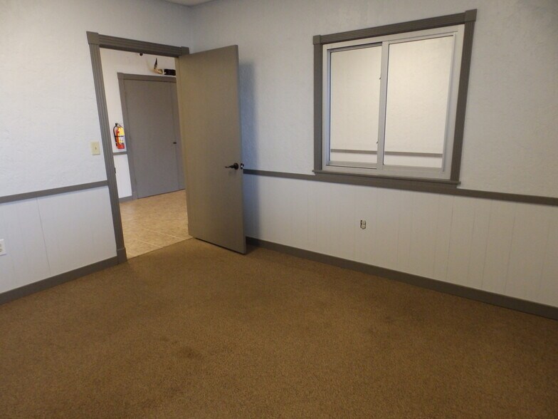 More Photos Of 2005 Tile Factory Rd, Palestine Manufacturing For Lease