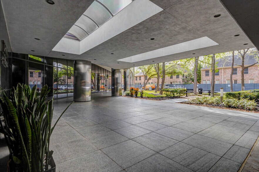 More Photos Of 1800 Bering Dr, Houston Office For Lease