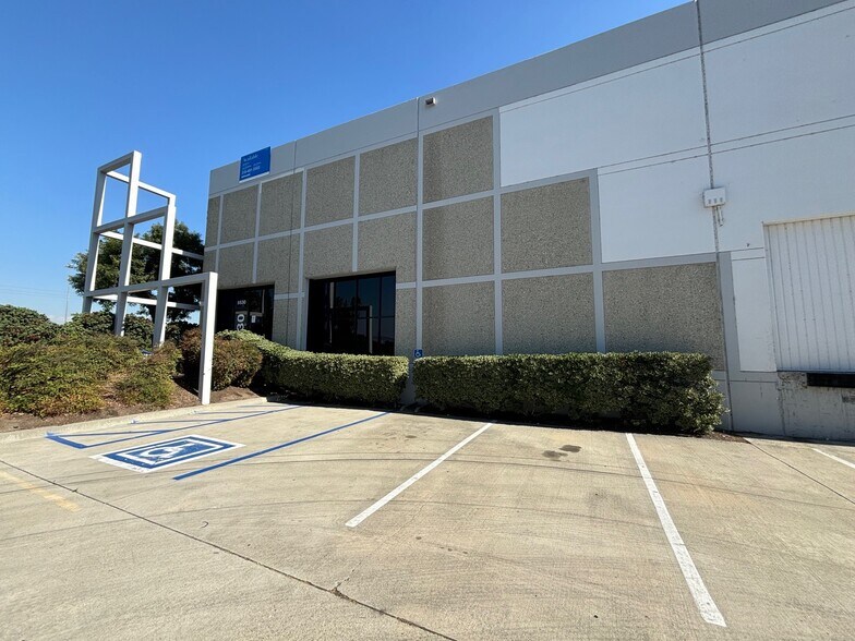 More Photos Of 5530-5554 Bandini Blvd, Bell Manufacturing For Lease