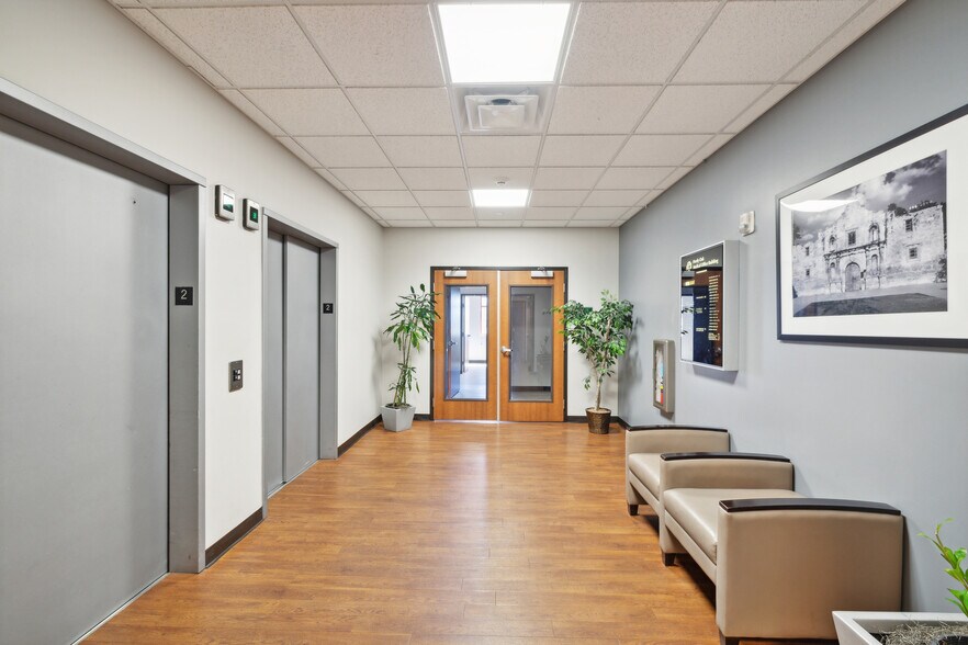 More Photos Of 18626 Hardy Oak Blvd, San Antonio Medical For Lease