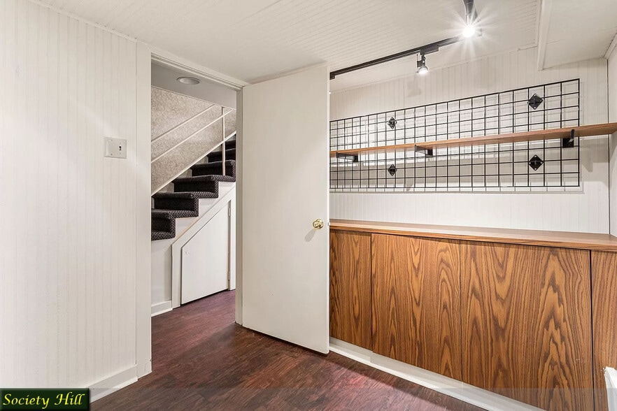 More Photos Of 208 S 3rd St, Philadelphia Storefront Retail Office For Lease