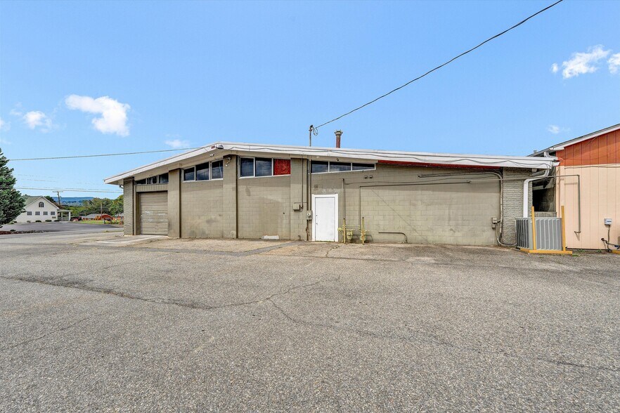 More Photos Of 3664 Colonial Ave, Cave Spring General Retail For Lease