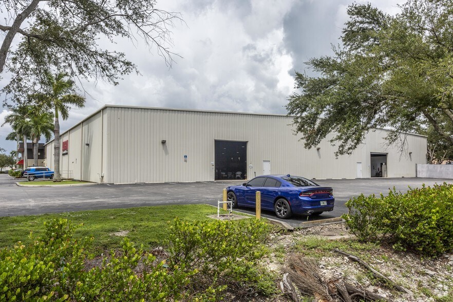 More Photos Of 901 Industrial Blvd, Naples Manufacturing For Lease