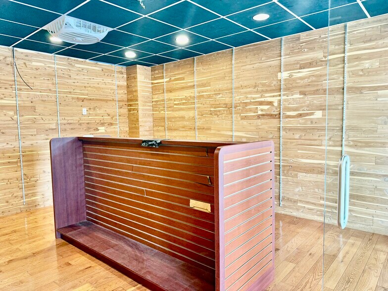 More Photos Of 234 Jericho Tpke, Mineola Storefront Retail Office For Lease