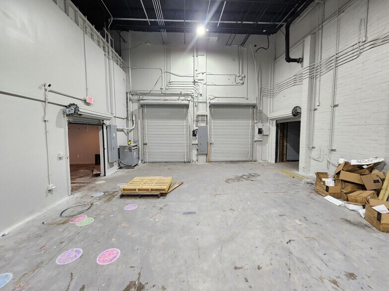 More Photos Of 1320 White St SW, Atlanta Showroom For Lease