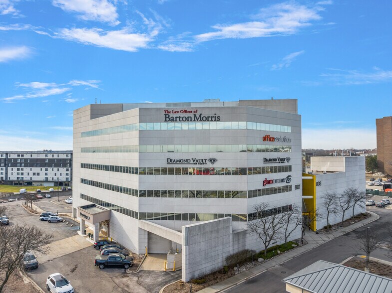 More Photos Of 801-803 W Big Beaver Rd, Troy Office For Lease