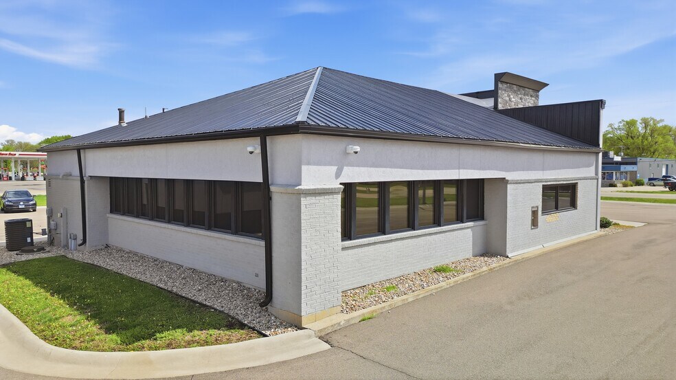 More Photos Of 1010 S 7th St, Rochelle Flex For Sale