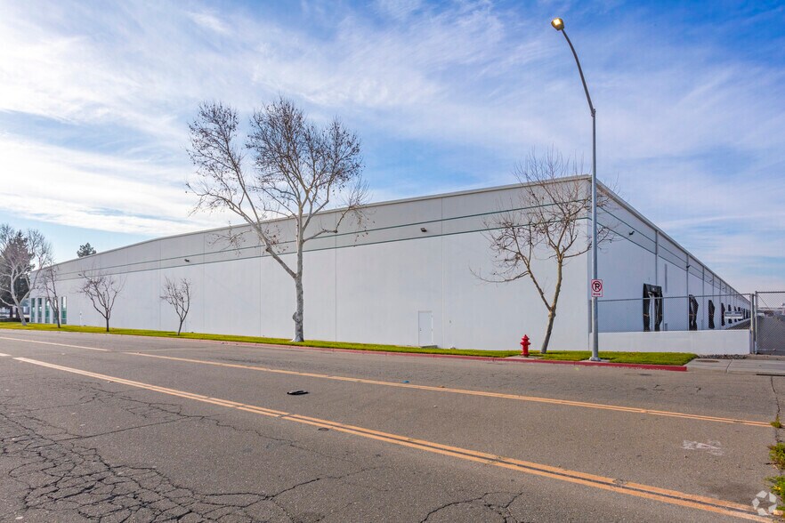 More Photos Of 1111 Runway Dr, Stockton Distribution For Lease