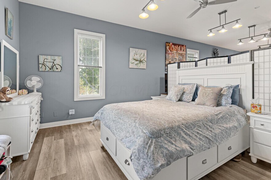 More Photos Of 1550 Lewis Center Rd, Lewis Center Freestanding For Sale