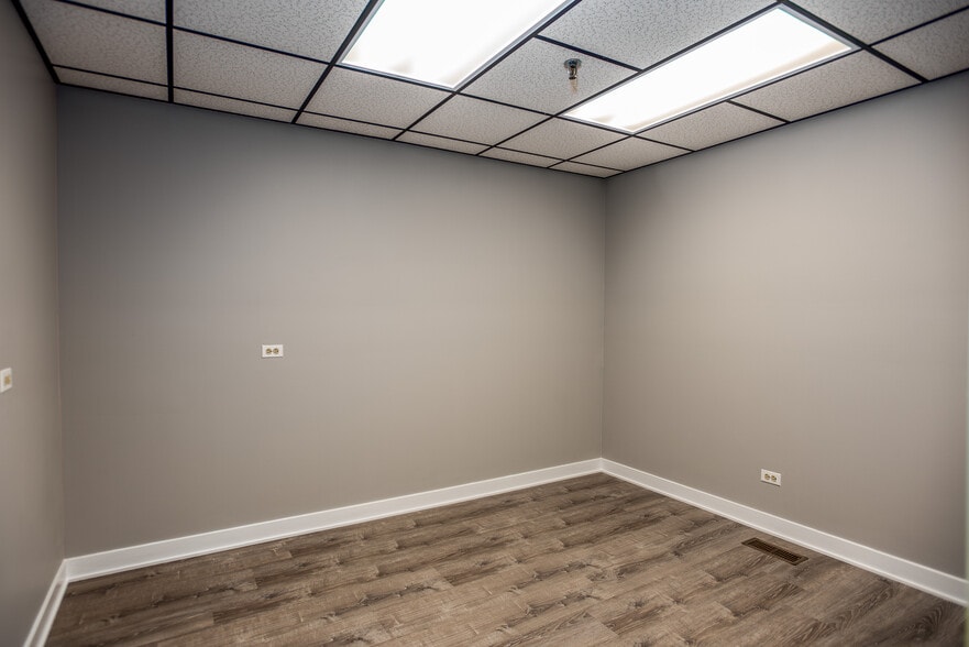 More Photos Of 1240-1290 Bamburg Ct, Hanover Park Medical For Lease