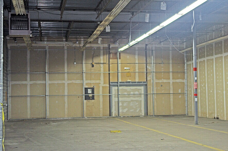 More Photos Of 10223 Lewis And Clark Blvd, Saint Louis Warehouse For Lease