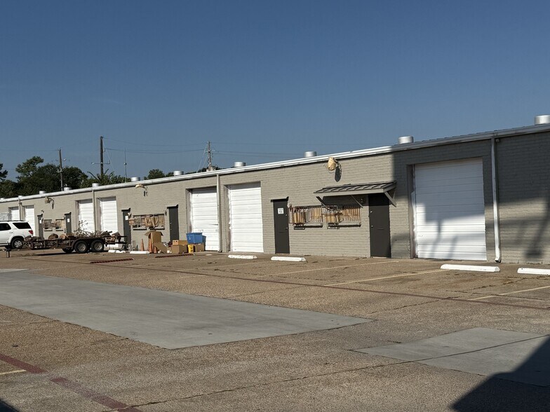 More Photos Of 13329 Veterans Memorial Dr, Houston Unknown For Lease