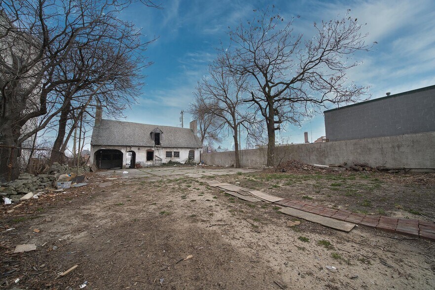 More Photos Of 1989 W Grand Blvd, Detroit Office Residential For Sale