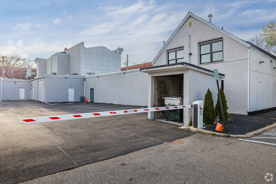 More Photos Of 705 Middle Neck Rd, Great Neck Coworking Space