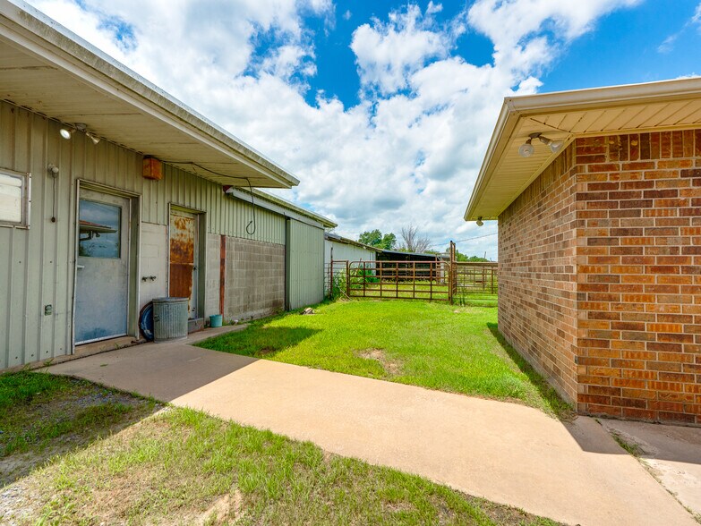More Photos Of 1853 S Broadway St, Coalgate Flex For Sale