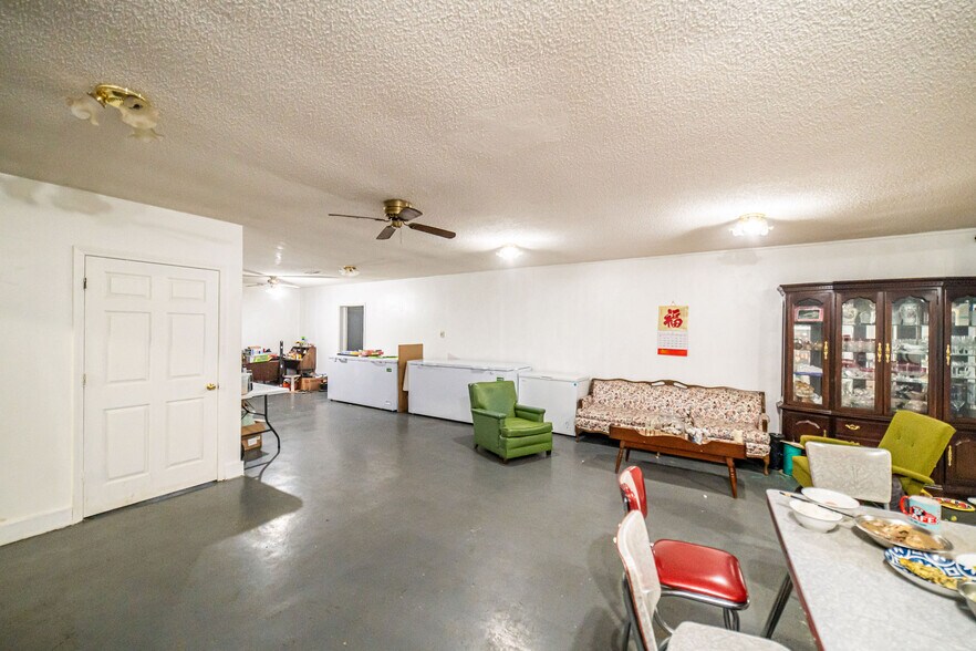 More Photos Of 6641 US Highway 62 W, Kuttawa Flex For Sale