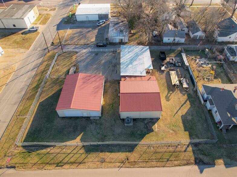 More Photos Of 210-212 N Pine St, Ponca City Light Distribution For Sale