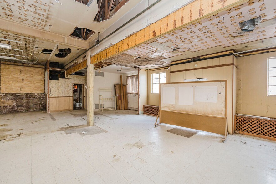 More Photos Of 110 N Poplar St, Hutchinson Warehouse For Sale