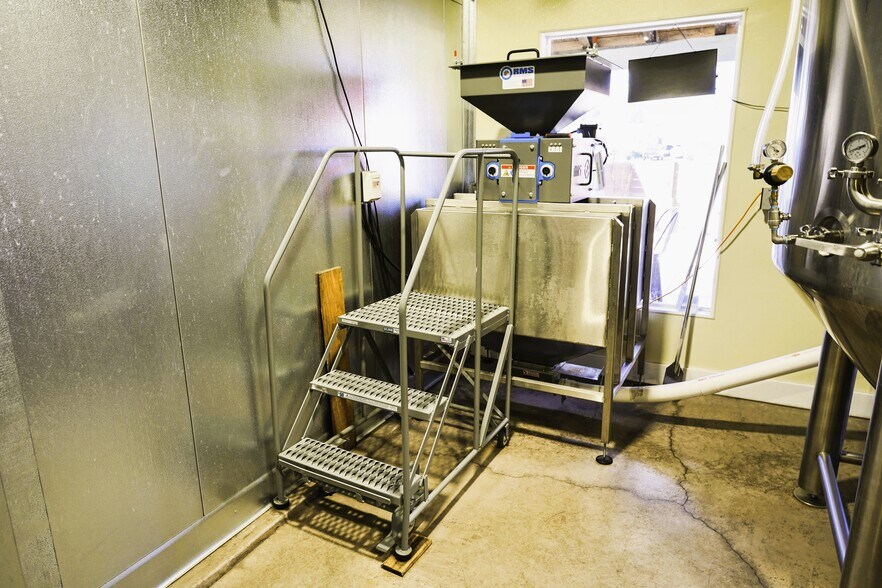 More Photos Of 194 SE Main St, Winston Flex For Sale