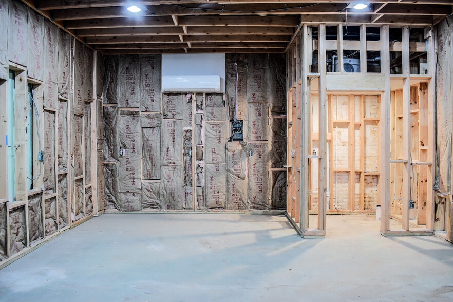 More Photos Of 5016 E 24th St, Kansas City Flex For Sale
