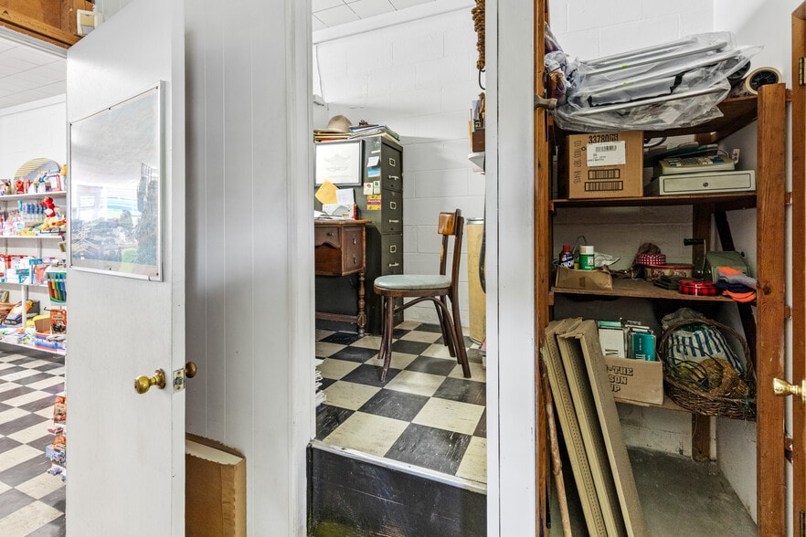 More Photos Of 809 Montauk Hwy, Montauk Auto Repair For Sale