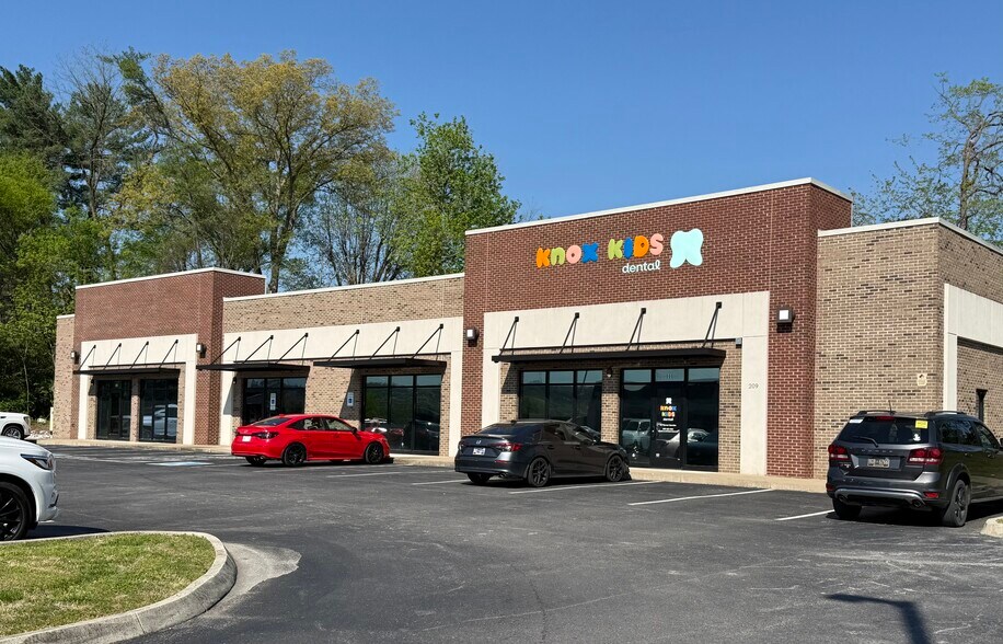 More Photos Of 209 E Emory Rd, Powell Medical For Lease