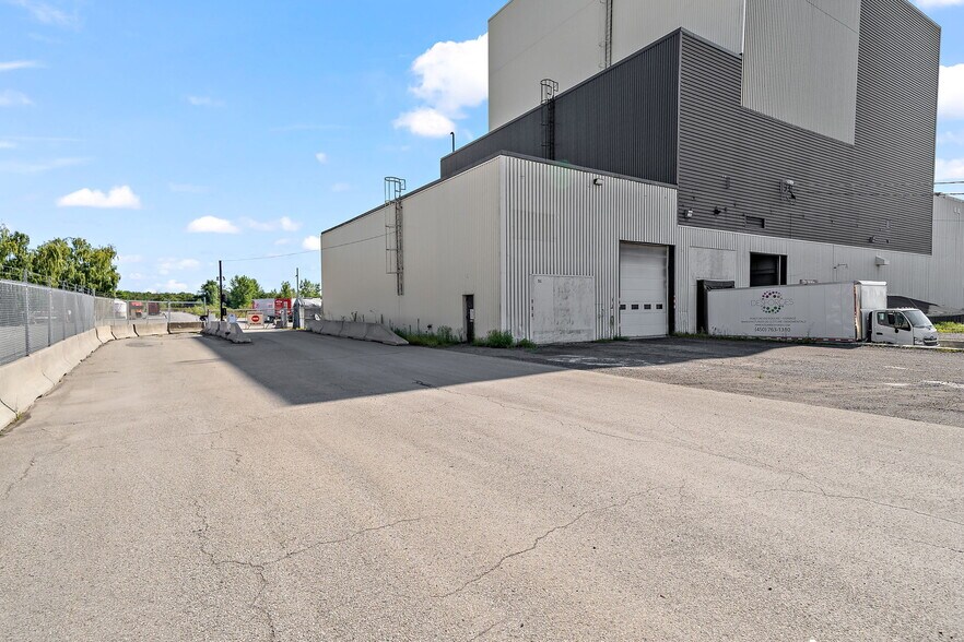 More Photos Of 35-75 Rue De L'acier, Coteau-du-lac Manufacturing For Sale