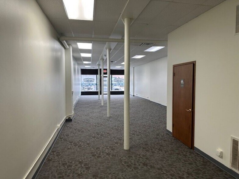 More Photos Of 117 N Main St, Crystal Lake General Retail For Sale