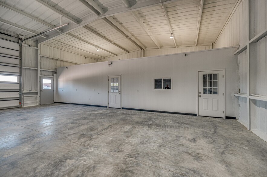 More Photos Of 109 Bennett Hills Dr, Weatherford Warehouse For Sale