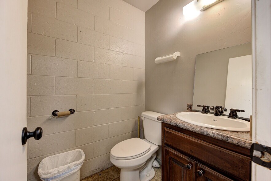 More Photos Of 6308 NW 39th Expy, Bethany Freestanding For Sale