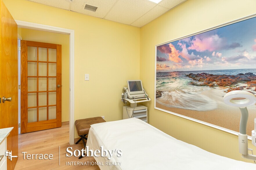 More Photos Of 11247 Queens Blvd, Forest Hills Storefront For Sale