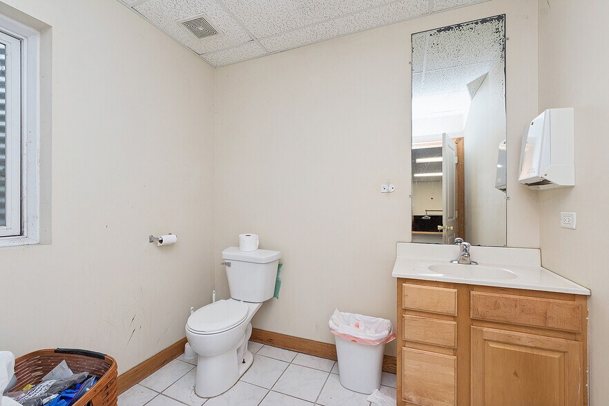 More Photos Of 6401 W 107th St, Worth Freestanding For Sale