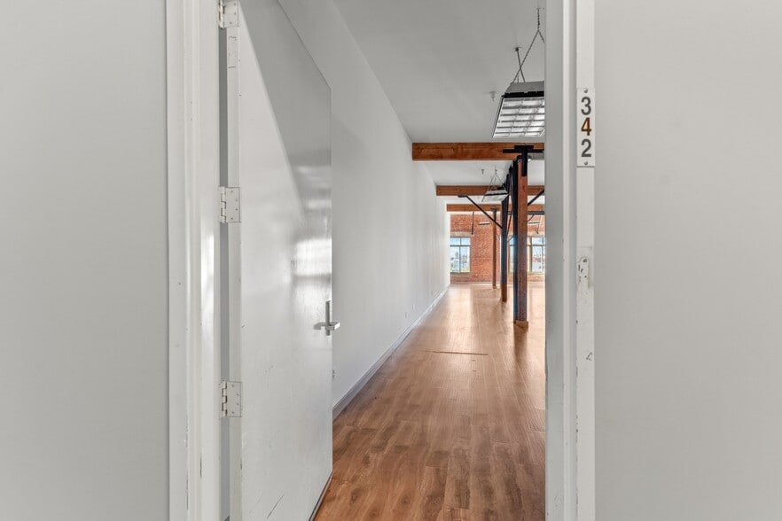 More Photos Of 2079 E 15th St, Los Angeles Flex For Lease