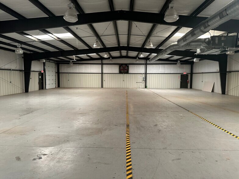 More Photos Of 465 Forum Pky, Rural Hall Warehouse For Lease