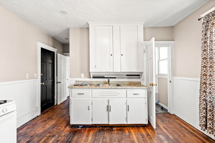 More Photos Of 136-138 Winter St, Haverhill Storefront Retail Residential For Sale