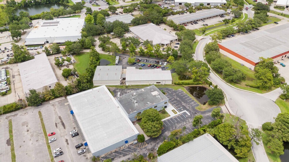 More Photos Of 1076 Florida Central Pky, Longwood Warehouse For Lease