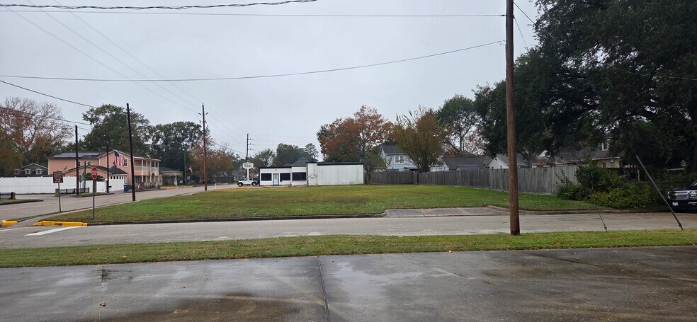 More Photos Of 711 Main st, Humble Land For Sale