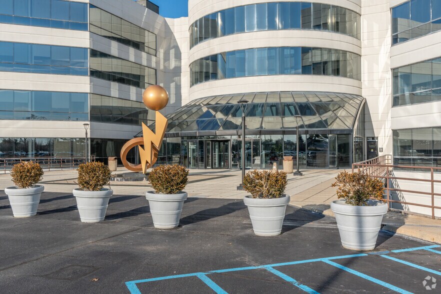 More Photos Of 1400 Old Country Rd, Westbury Office For Lease