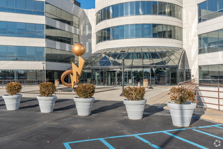 More Photos Of 1400 Old Country Rd, Westbury Office For Lease